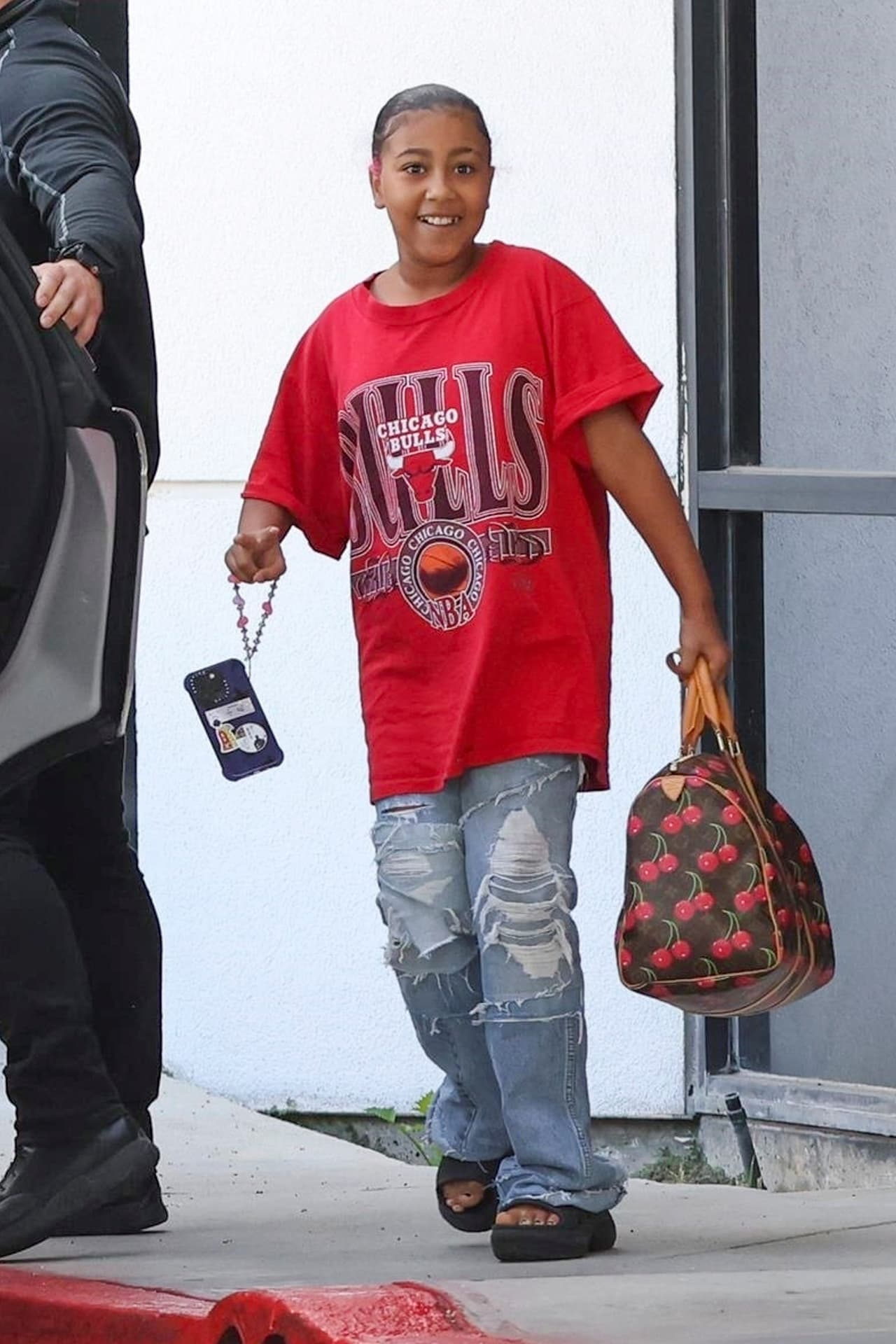 Sin embargo, el bolso de lona que ella llevaba elevó por mucho el costo de su sencilla vestimenta, recordando que es miembro de una familia multimillonaria.