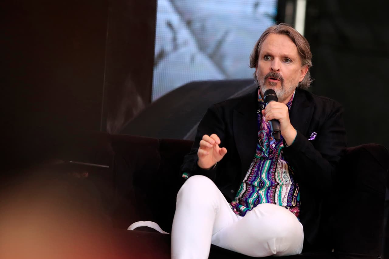 <h2 class="cms-H2-H2">Miguel Bosé</h2>
<br>
<br>En 1980 anunció que era bisexual pero no homosexual. Después confesó que sí, y luego que era trisexual. Lo cierto es que sus canciones son himno entre la comunidad LGBTQ+