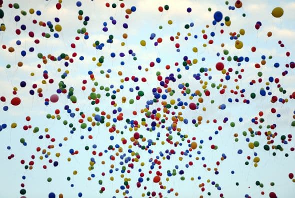 Globos vuelan en el cielo durante el Festival Sziget en la isla Obudai en Budapest.