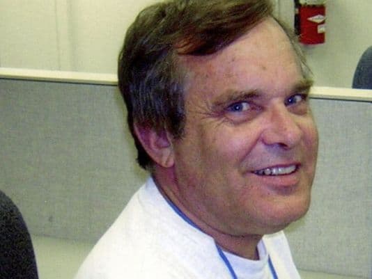 De remendarse los zapatos con cinta adhesiva a regalar $11 millones: la sorpresiva donación de un hombre a organizaciones de niños