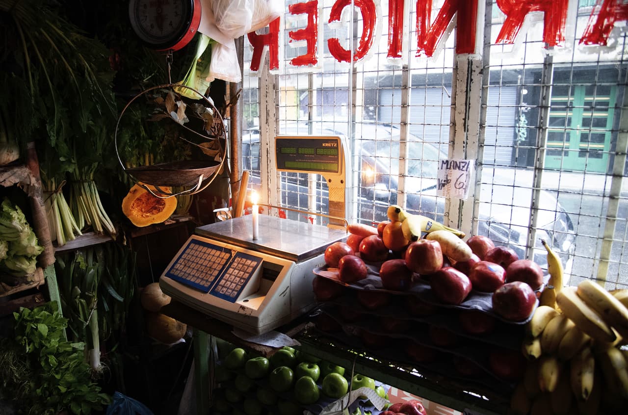 Vista de una carnicería y verdulería durante el apagón masivo de energía este domingo en Buenos Aires, Argentina.