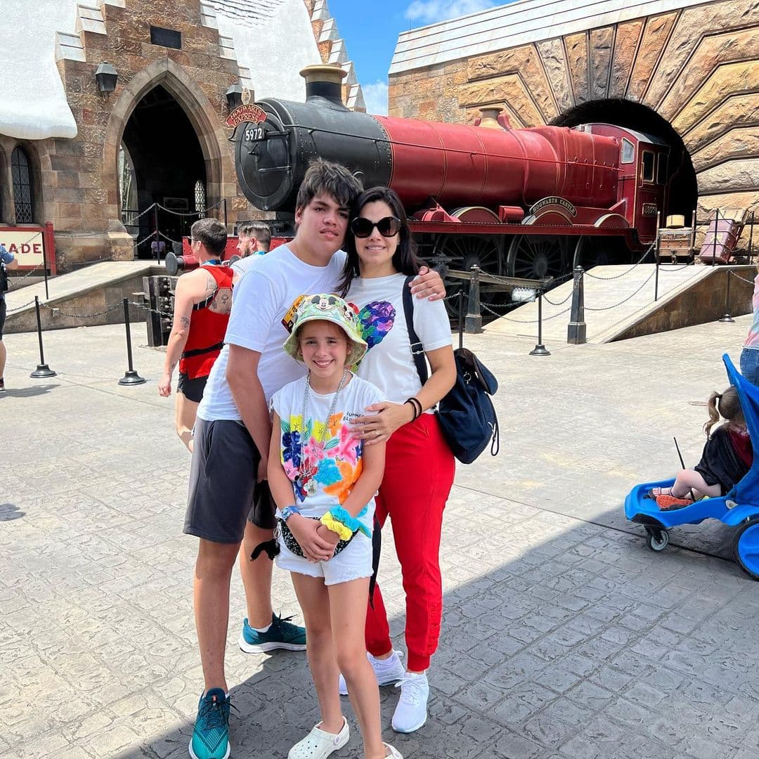 Luz Elena y sus hijos también disfrutaron tiempo en familia en el parque de Universal Studios Florida.
