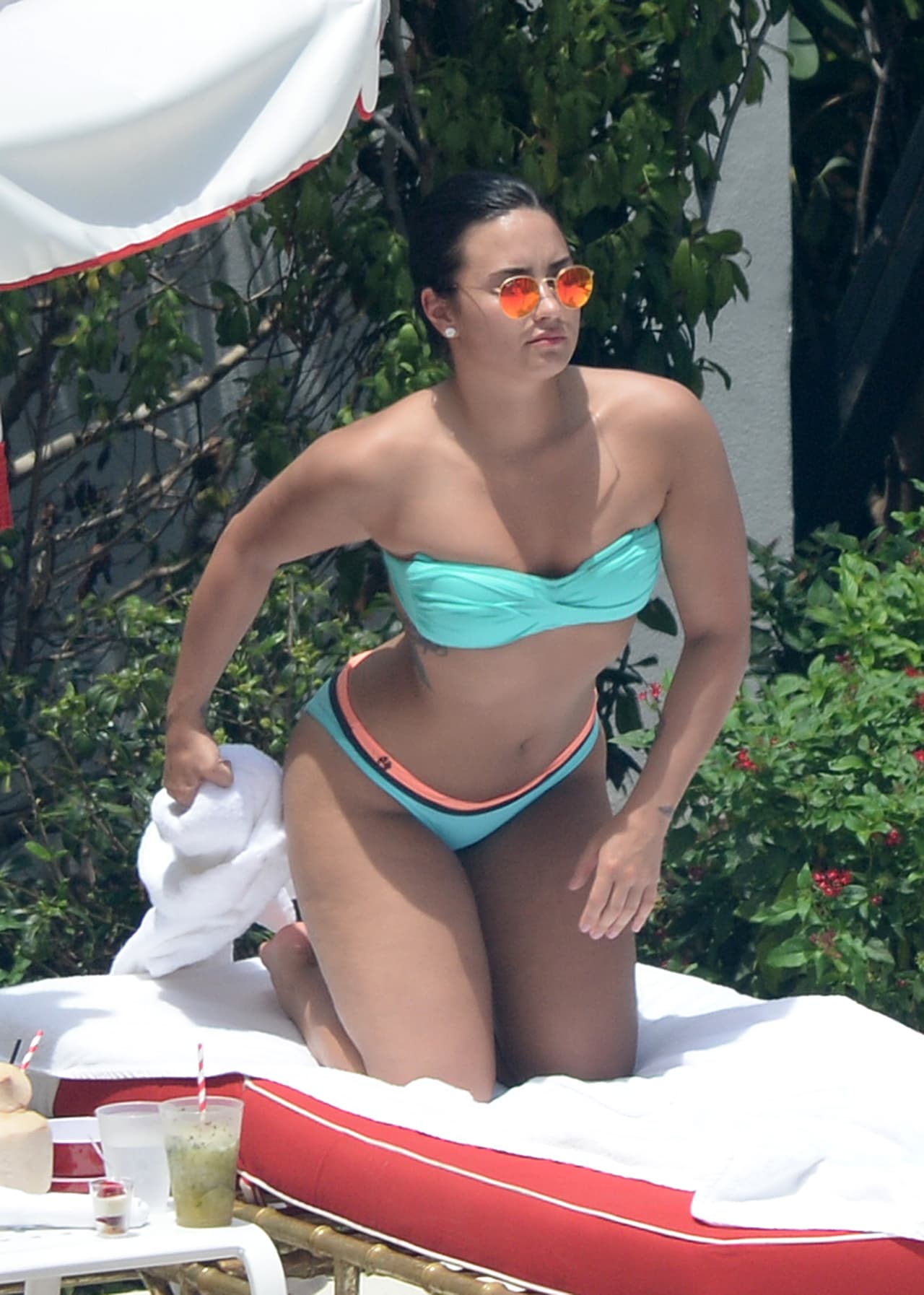 La cantante apareció a la orilla de la piscina luciendo radiante y lista para tomar un baño de sol.