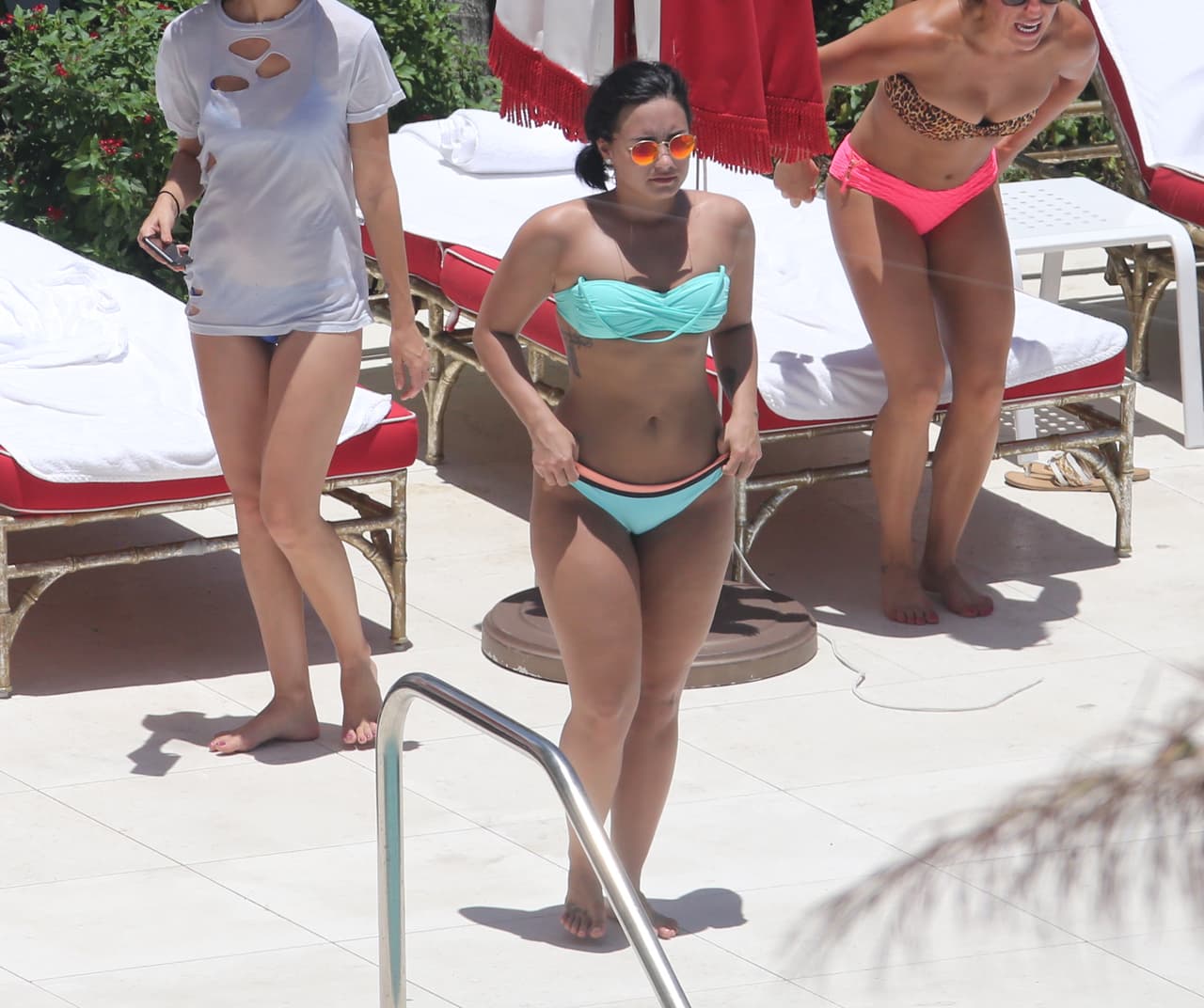 Esta vez apareció en un sensual bikini azul.