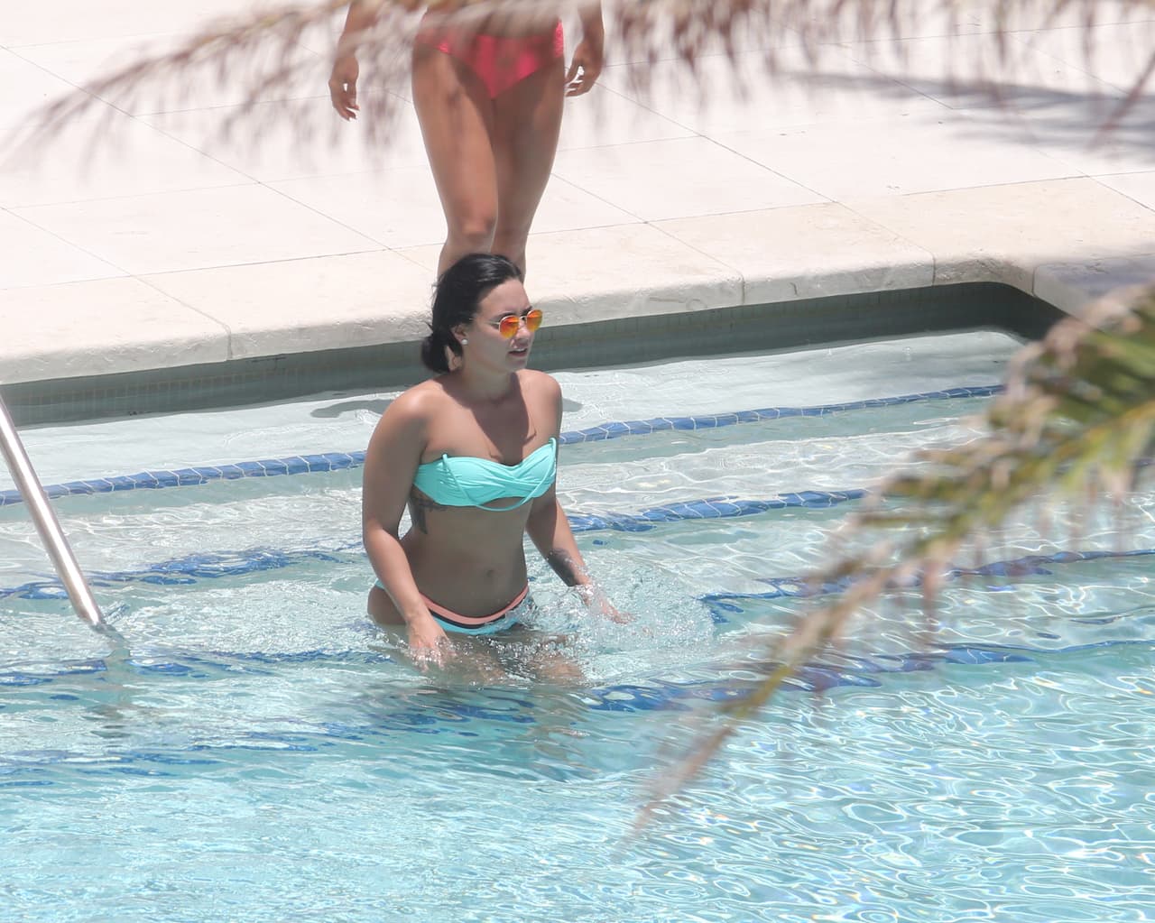 Así que decidió refrescarse en la piscina.