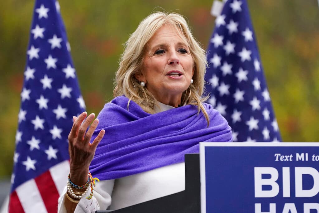 La primera dama, Jill Biden, visita centro de vacunación en Dallas este martes