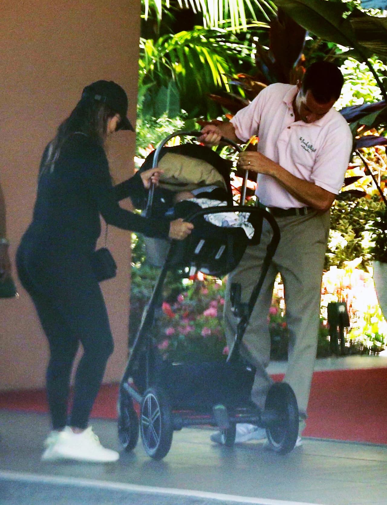 Y es que puede resultar un poco complejo acostumbrarse a cada cochecito e incluso puede provocar algo de temor y preocupaciones, por lo que existen 
<a href="https://www.univision.com/entretenimiento/bebes-famosos/diez-consejos-para-elegir-la-carreola-de-tu-bebe">guías y consejos para elegir un modelo</a> que se ajuste a las necesidades de los papás.