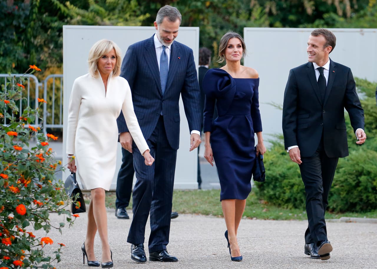 El vestido de la reina española fue del diseñador Josep Font para la firma española Delpozo, el cual complementó con 'stilettos' oscuros.