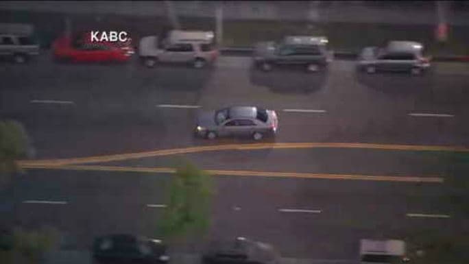 Durante su recorrido el hombre fue perseguido por aire, desde donde cámaras captaron que efectivamente que la mujer luchaba con el sospechoso, poniendo en riesgo sus vidas y la de otros conductores.