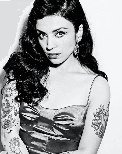 "Me gusta lo vintage, mis vestidos antiguos y andar con el barrio vestida de esa manera. Compro ropa vintage que solo tengo yo, entonces no tiene nada que ver con lo que ofrecen en grandes tiendas, donde hay miles de vestidos iguales", dijo en una entrevista Laferte.