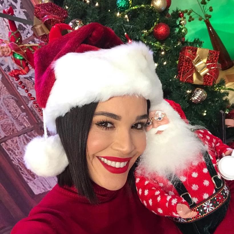 Karla Martínez también vive con emoción la víspera de Noche Buena y Navidad, y así posó con un Santa Claus muy simpático.