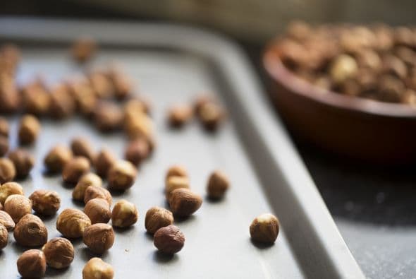 Puedes comerlas tostadas. Las nueces tostadas son básicamente iguales a las crudas. La mayor diferencia es que algunos nutrientes, sobre todo los minerales, se concentran al perder humedad, explica el sitio Nuts for Life. Pruébalas asadas en una placa de horno, ¡son deliciosas!