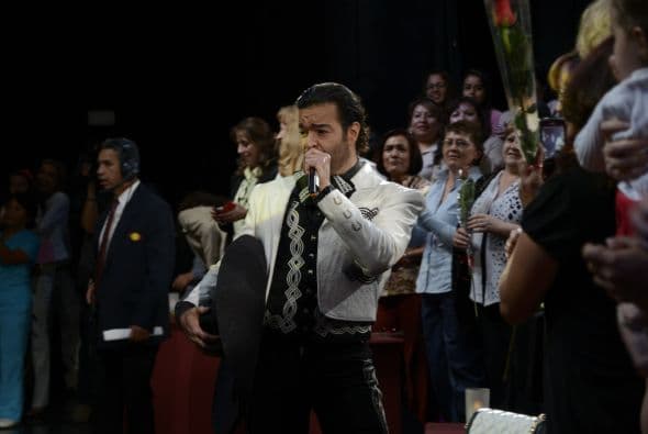 Pablo Montero le cantó a las mamitas