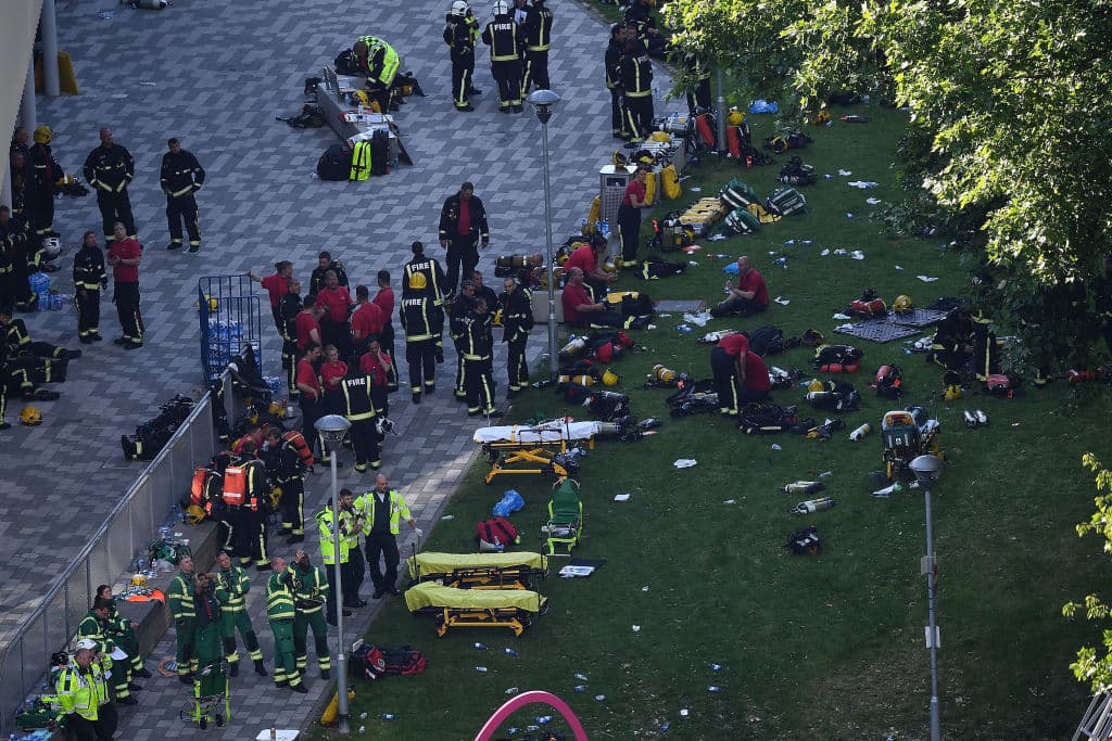 Numerosos bomberos y personal médico y paramédico fueron al sitio para atender decenas de heridos por el incendio de la torre residencial Grenfell en Londres