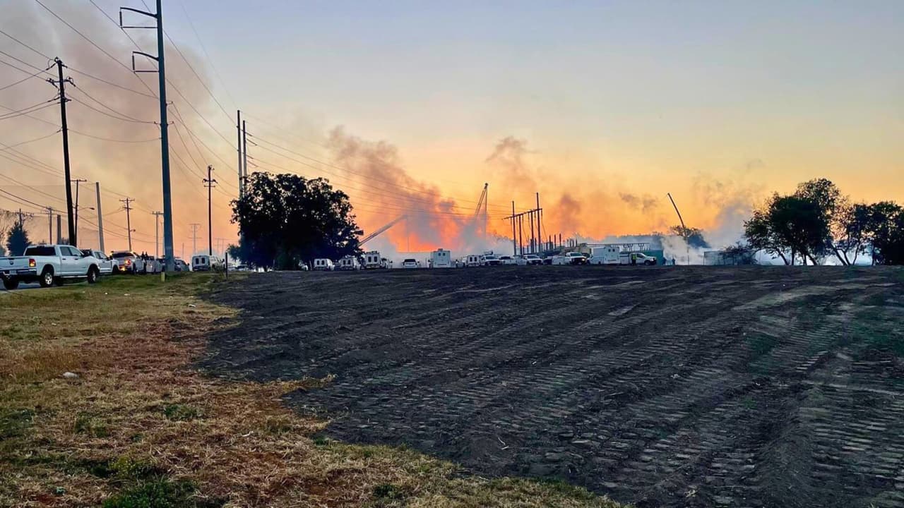 Para proteger a los bomberos,
<b>la compañía eléctrica Oncor cortó intencionalmente la energía, afectando a más de 1,400 clientes, para proteger a las personas y bomberos.</b>. El
<a href="https://maps.app.goo.gl/MQw3Q5CFrtBhneBF6" target="_blank">Aeropuerto Love Field</a> confirmó que sus operaciones no fueron afectadas por el incendio, pese
<b>a la proximidad de las llamas.</b>