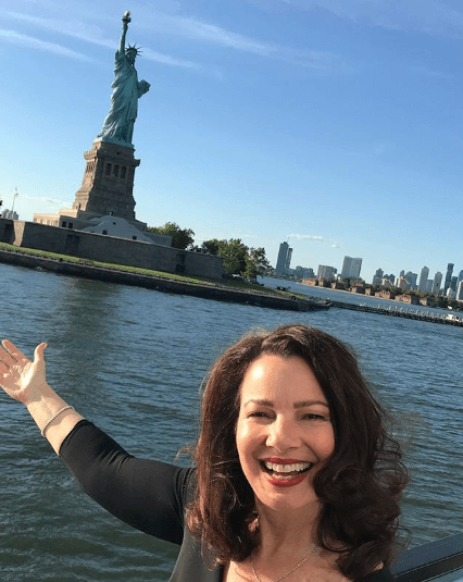 "Sabes, 
<b>estoy saliendo conmigo</b> misma y me va bastante bien. No estoy saliendo (formalmente con alguien más)", aseguró la actriz en entrevista a 
<b><a href="https://pagesix.com/2020/01/23/fran-drescher-on-her-friend-with-benefits-it-keeps-me-going/">Page Six.</a></b> 
<br>