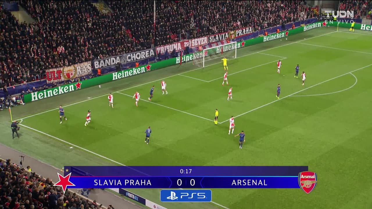 Arranca el partido y la pelota está en juego.