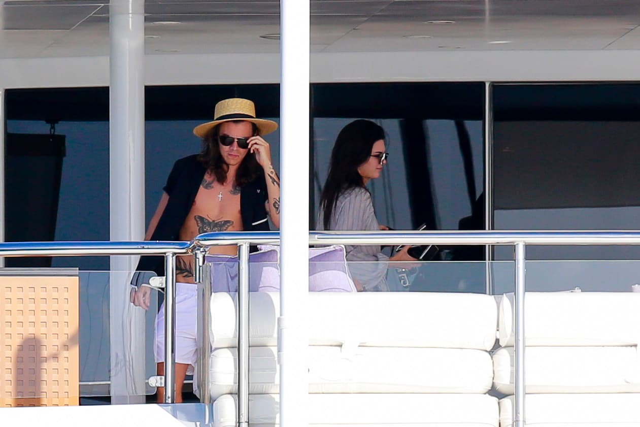 Durante las vacaciones de Año Nuevo de 2016, ambos 
<b><a href="https://www.univision.com/famosos/publican-fotos-intimas-de-kendall-jenner-y-harry-styles-fotos#fdb3c23d0000" target="_blank">fueron vistos en un yate</a></b> de lujo mientras pasaban las fiestas en St. Barts.
<br>