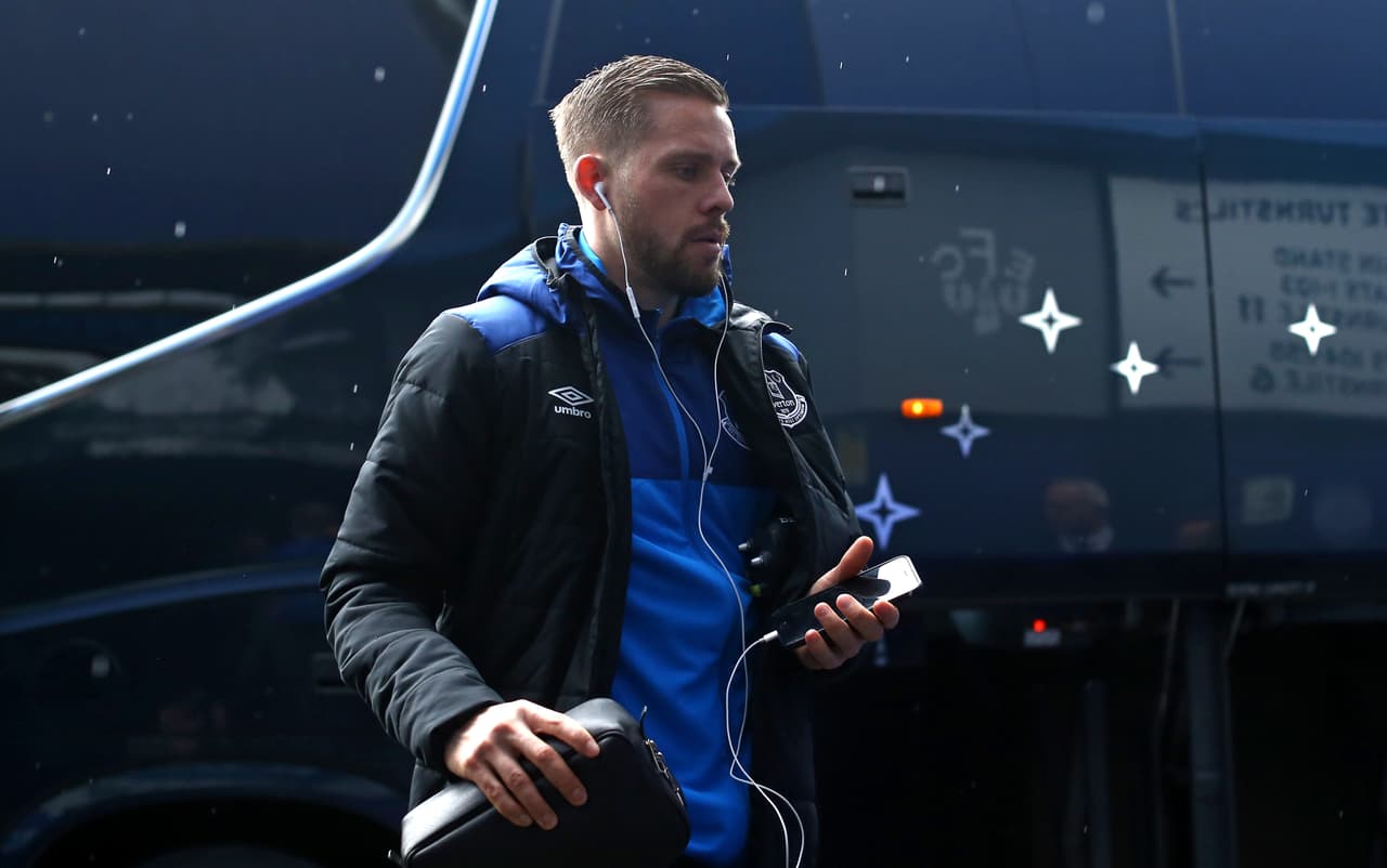 El islandes Gylfi Sigurdsson sufrió una lesión de rodilla en el triunfo del Everton sobre Brighton & Hove. Aunque aún es muy pronto para saber si estará o no en el Mundial, preocupa a los Vikingos.