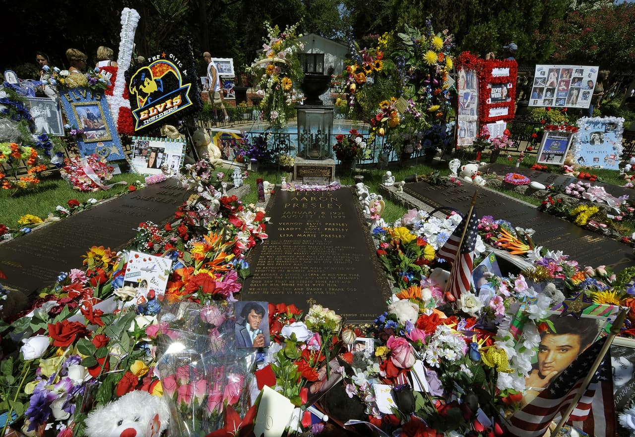 Flores y recuerdos rodean la tumba de Elvis Presley en Graceland, en esta fotografía de 2010, cuando se cumplieron 75 años del natalicio del Rey del Rock. Lisa Marie Presley dijo en una entrevista a la revista 
<i>Rolling Stone</i> en 2003 que, la última vez que vio a su padre "simplemente tenía un presentimiento. Él no estaba bien. Todo lo que sé es que yo tenía ese presentimiento, y ocurrió. Me obsesioné con la muerte a una edad muy temprana”.
