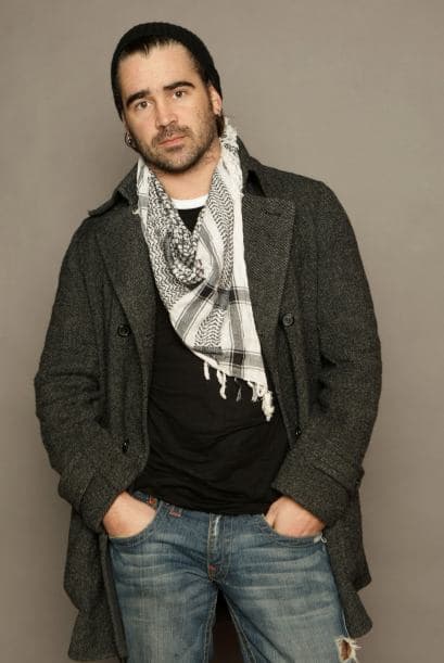 Aparentemente, Dessarae Bradford se inventó en el 2006 la historia de que Colin Farrell la había llamado varias veces por teléfono con mensajes "inapropiados". Esa era la presunta razón de su obsesión con él. Lo llamaba, lo seguía adonde fuera y lo amenazaba constantemente. Luego grabó una canción titulada "Colin Farrell is My Bitch" y autofinanció la publicación de su libro "Colin Farrell: A Dark Twisted Puppy"...