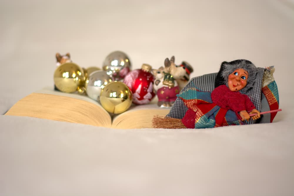 Por eso, fue tocando en cada casa que encontraba donde había un niño, con la esperanza de que alguno de ellos fuera el niño Jesús. Y si el pequeño se había portado bien, le regalaba uno de sus juguetes o dulces que llevaba consigo. En cambio, si se había portado mal, les dejaba un trozo de carbón.