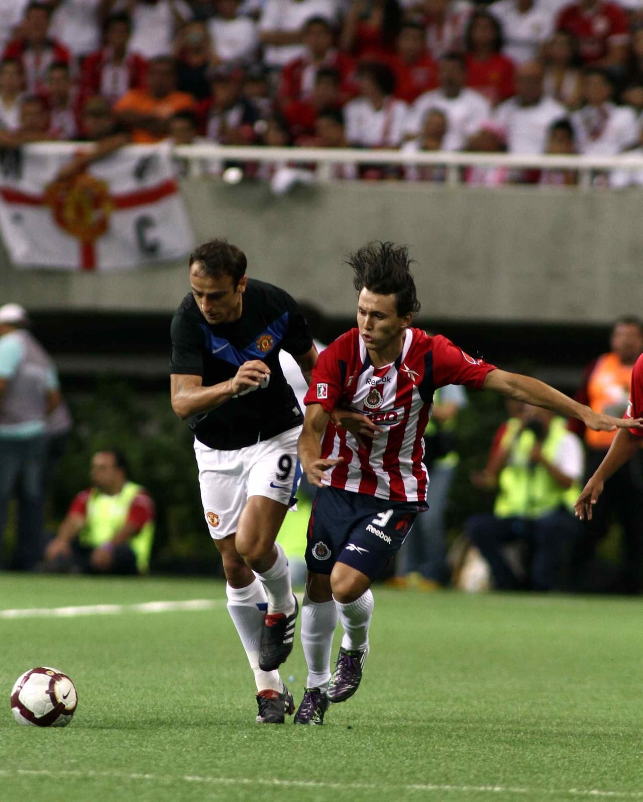 Dimitar Berbatov y Omar Arellano Riverón disputando el esférico.