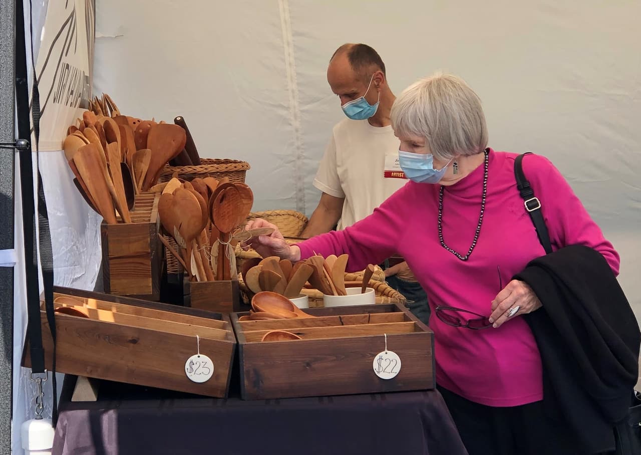 El evento, según sus organizadores, promueve el arte y la cultura local al presentar obras y artesanías.