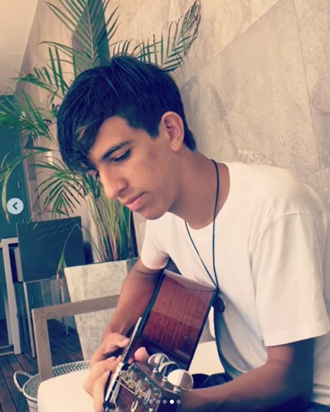 Fiona tiene una relación muy cercana con su hermano Lucca y acostumbra compartir imágenes y videos donde se le puede ver tocando la guitarra.