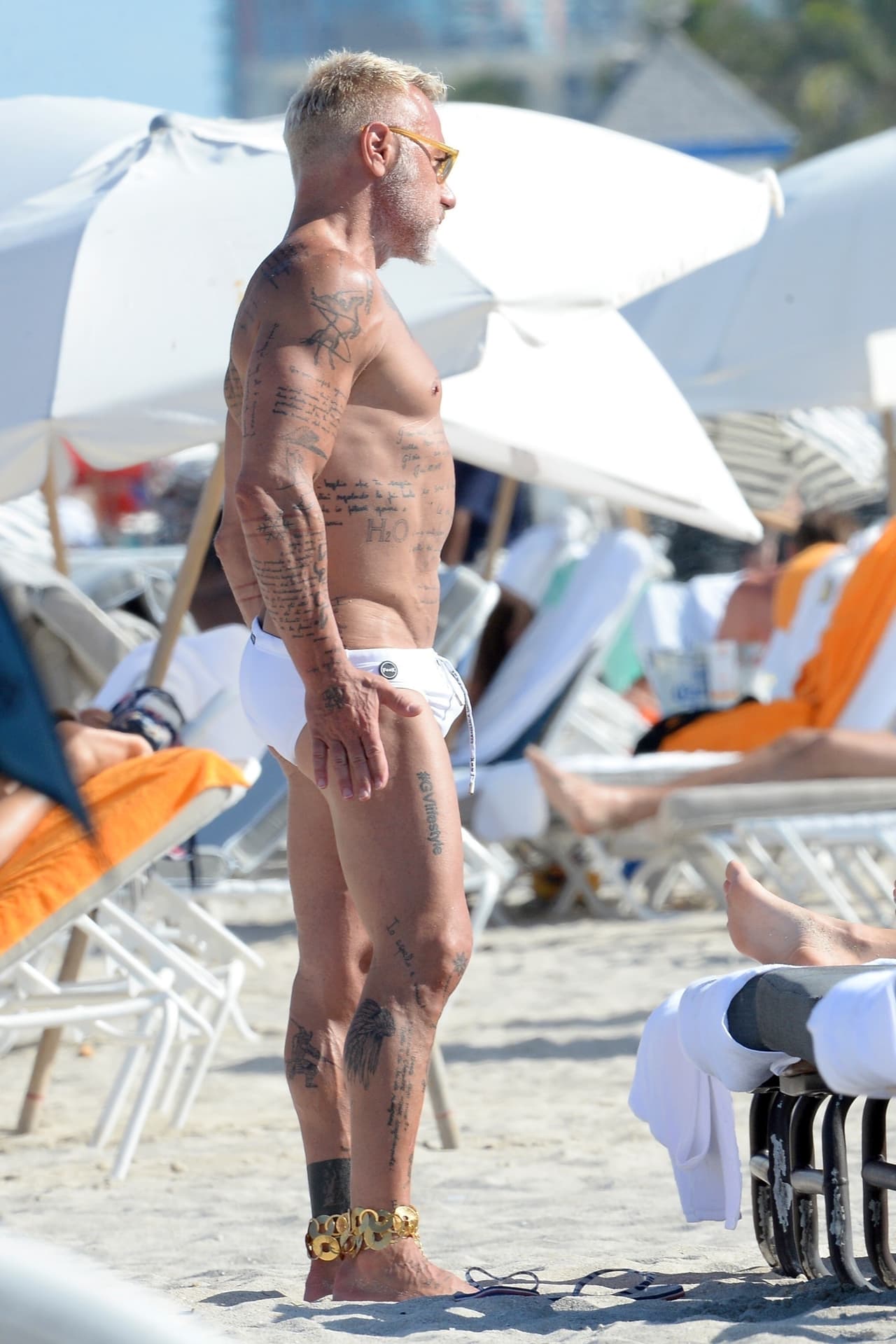 El millonario italiano se dio a conocer en redes sociales gracias a sus bailes en 2014, y desde entonces es buscado por los artistas para sus promociones.