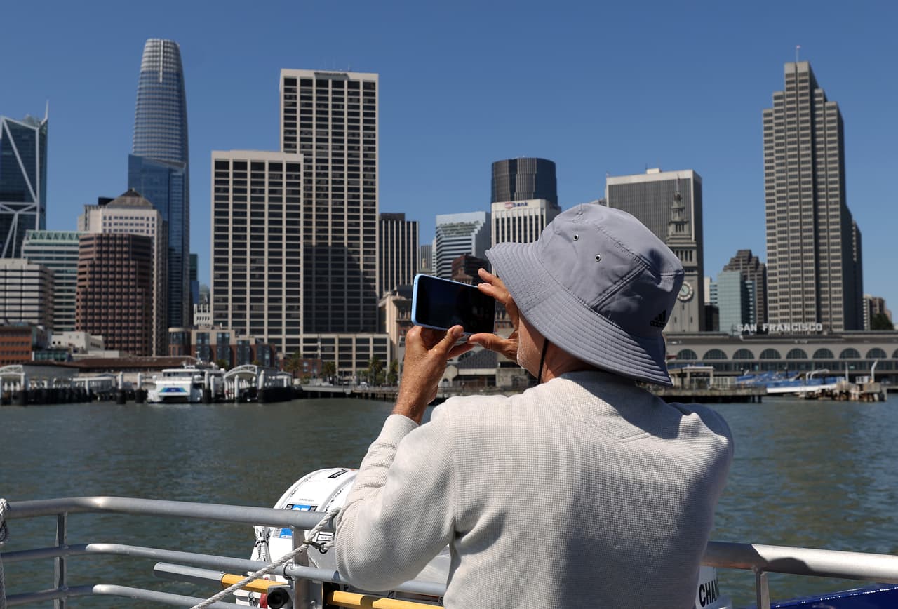 Este ferry, lanzado por San Francisco Bay Ferry junto a socios del sector público y privado, ofrecerá transporte gratuito entre el Muelle 41 y la Terminal de Ferry del Centro de San Francisco durante un período de prueba de seis meses.