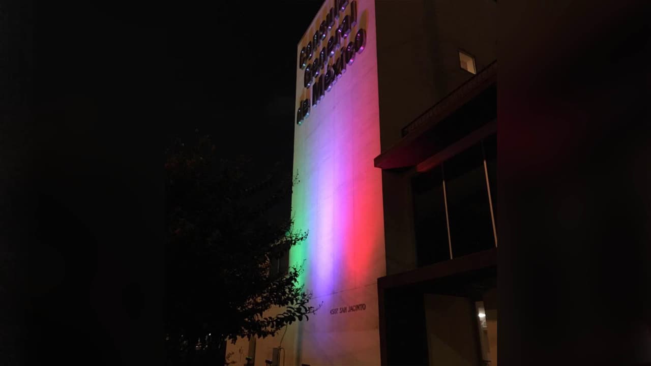 Así como la alcaldía, el
<a href="https://www.univision.com/temas/consulado-de-mexico">Consulado General de México</a> también se ilumina de verde, blanco y rojo para celebrar el Grito de Independencia. Kerber pidió a los residentes tocar el claxon de su vehículo cuando pasen por la sede para mostrar su apoyo.