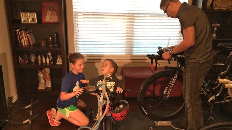 Jesús Eduardo Carstens realiza varias actividades con su papá Franz Carstens