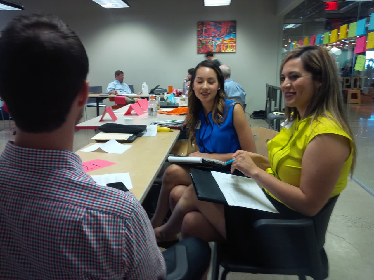 Aquí expertos en cada área guían e instruyen a los semi-finalistas.