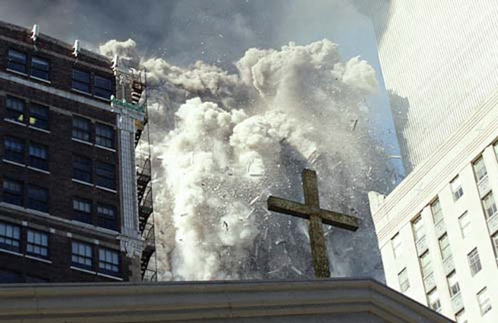 Imagen del World Trade Center colapsando con una cruz de iglesia en primer plano.