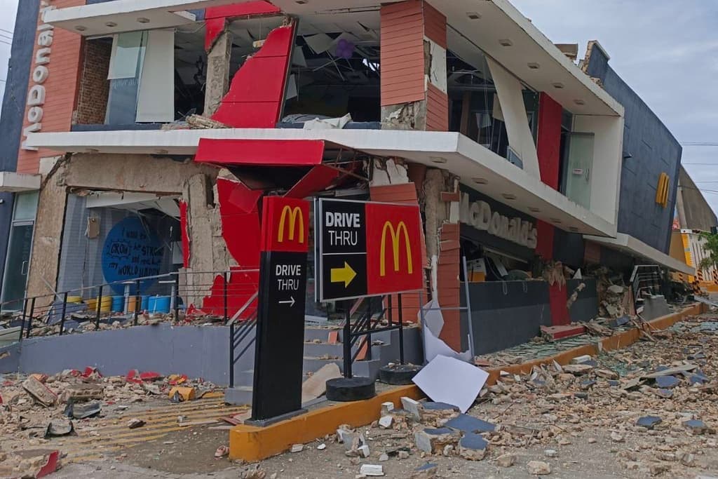 Así quedó un McDonald's en Bogo tras el terremoto.