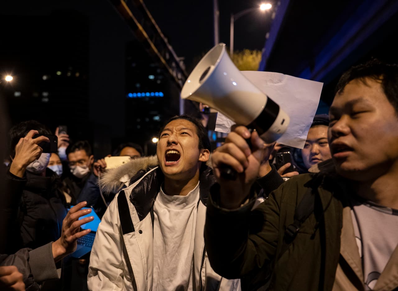 Las manifestaciones también reclamaron más libertad política, con algunas personas que pidieron la renuncia del presidente chino, 
<a href="https://www.univision.com/noticias/mundo/xi-jinping-hombre-mas-poderoso-de-china-desde-mao">Xi Jinping, recién nombrado para un tercer mandato</a>. En la noche del sábado, algunos grupos que coreaban "¡Xi Jinping, renuncia! ¡PCC (Partido Comunista Chino) renuncia!", fueron dispersados la mañana del domingo.
<br>