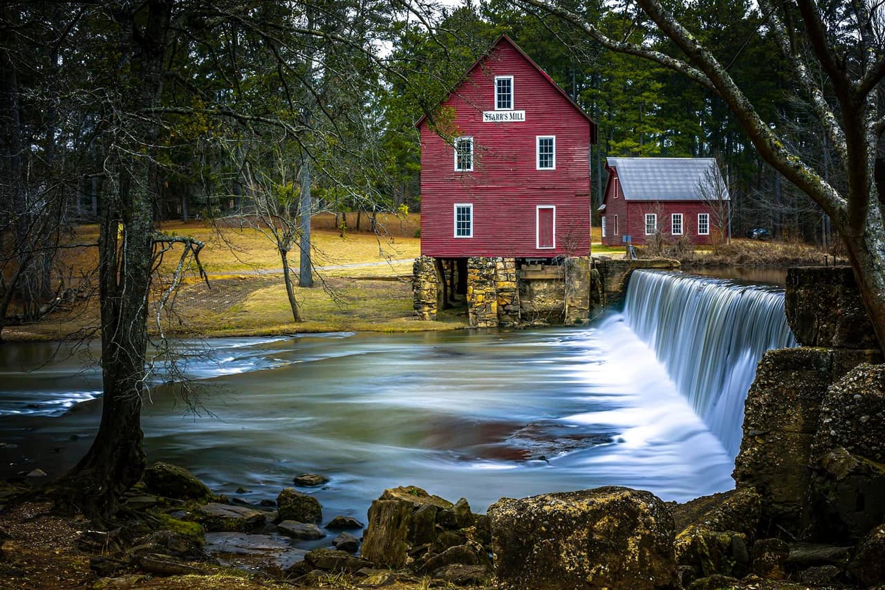 <b><a href="https://goo.gl/maps/TbfvPA96WRWMg2xJ7" target="_blank">Fayetteville</a></b>. Es una pequeña ciudad de unos 15.000 habitantes. Hay mucho que hacer en esta ciudad romántica, especialmente cosas que no puedes encontrar en ningún otro lugar. Visitar Starr's Mill, por ejemplo, es una forma de ensueño de pasar una tarde, especialmente cuando se prepara un picnic.
