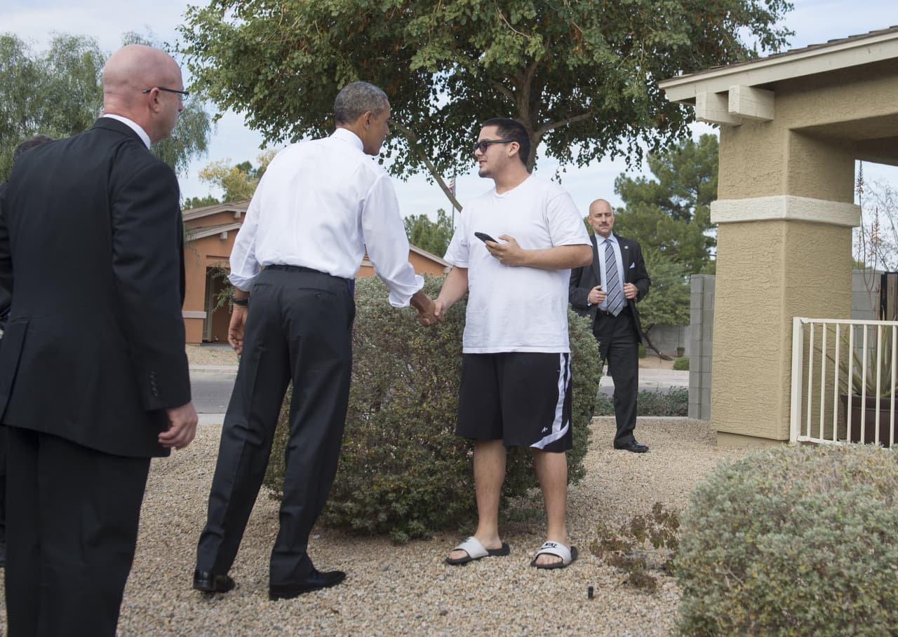 El presidente Obama conversando sobre vivienda con un vecino de Phoenix, en enero de 2015.