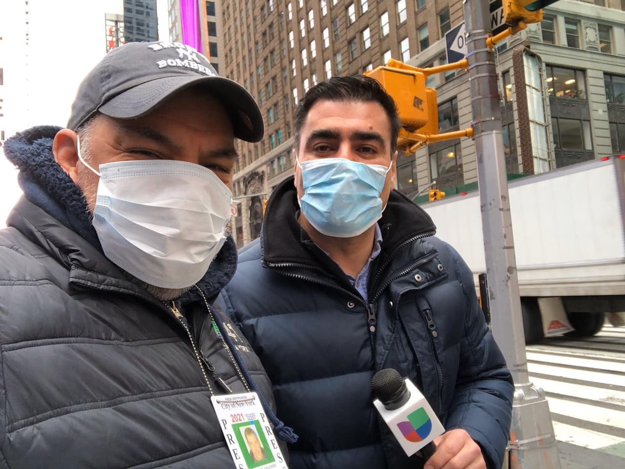 Fotógrafo Frank Dulzaides con el reportero Alex Roland en Times Square.