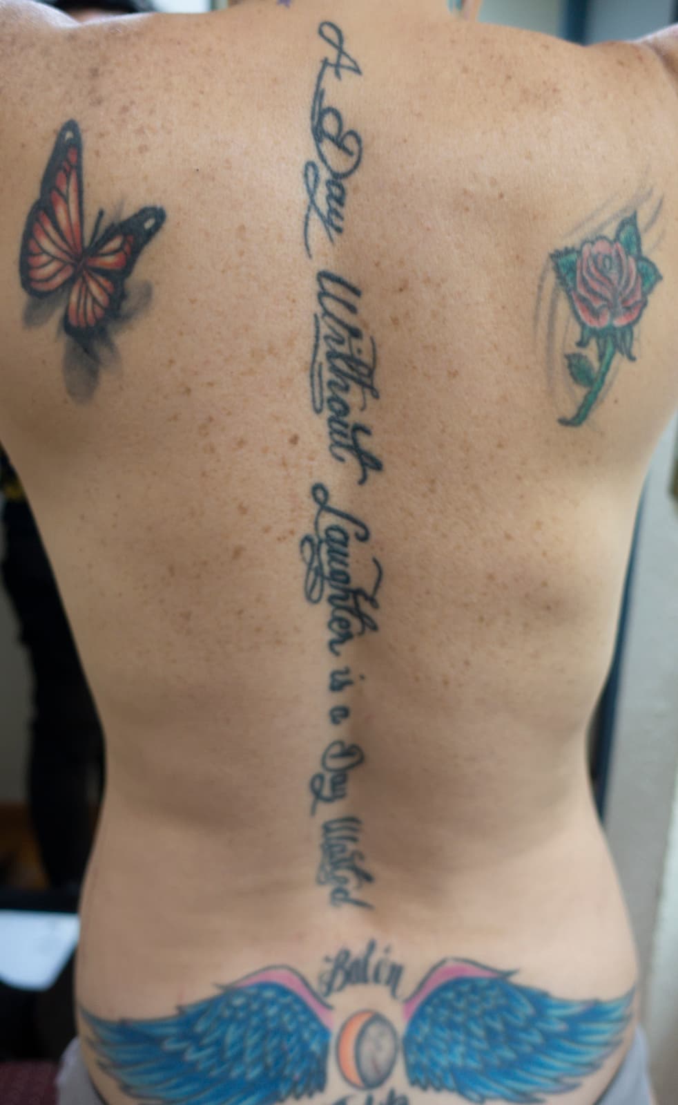 En su columna vertebral tiene tatuada en letra cursiva una frase de Charles Chaplin, que dice "Un día sin sonreír es un día perdido”.
<br>