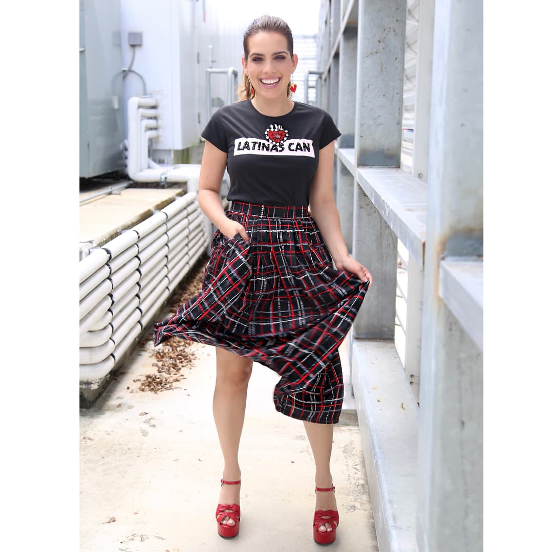 Andrea Chediak, le dijo a sus casi 100 mil seguidores de Instagram que las ‘Latinas pueden’. Una falda falda midi con estampado escocés complementó el look con camiseta de la experta en moda de Despierta América.
<br>
