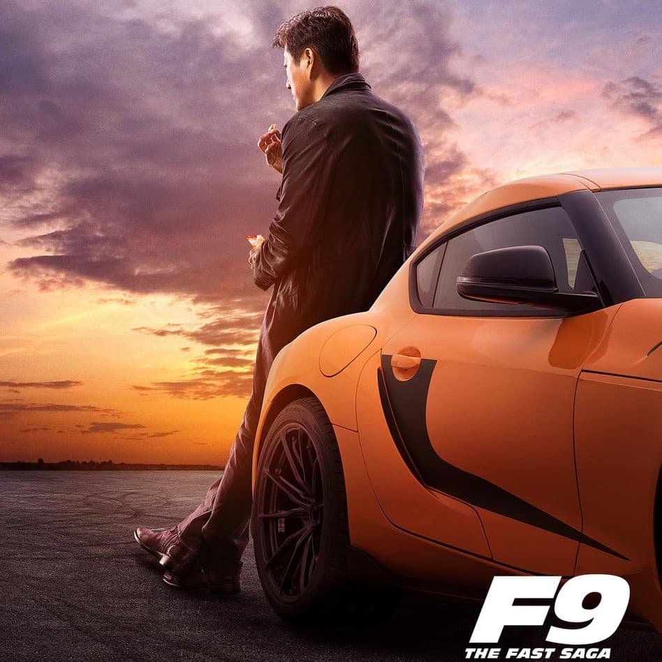 <h3 class="cms-H3-H3"><b>Toyota Supra 2020</b></h3>
<br>
<br>Una de las revelaciones que más asombró a los aficionados de Rápido y Furioso fue el regreso de Han. Recordemos que este personaje supuestamente había muerto a manos de Deckard Shaw (Jason Statham). No obstante, Han ahora aparece en la nueva película a bordo de un 
<b>Toyota Supra 2020</b>.