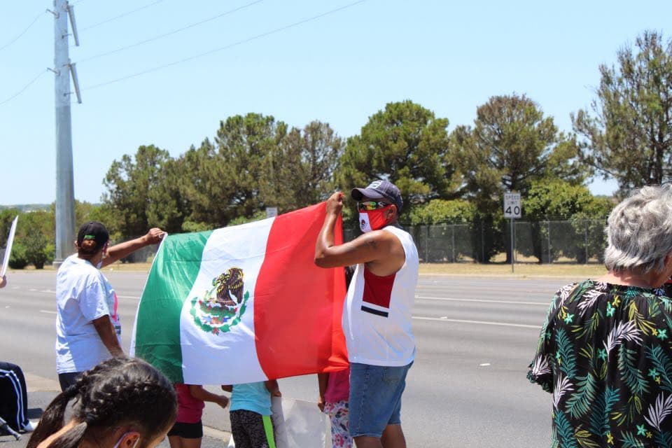 Los presentes portaban cubrebocas y ondeaban la bandera de México.