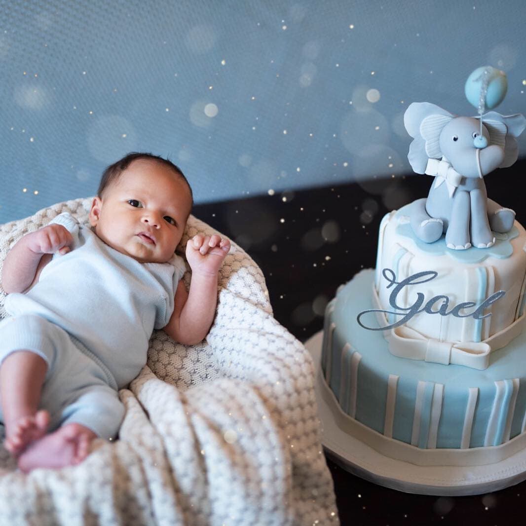 Gael tuvo tiernas sesiones de fotos mes a mes hechas por su mamá, aquí celebraban sus primeros 30 días.