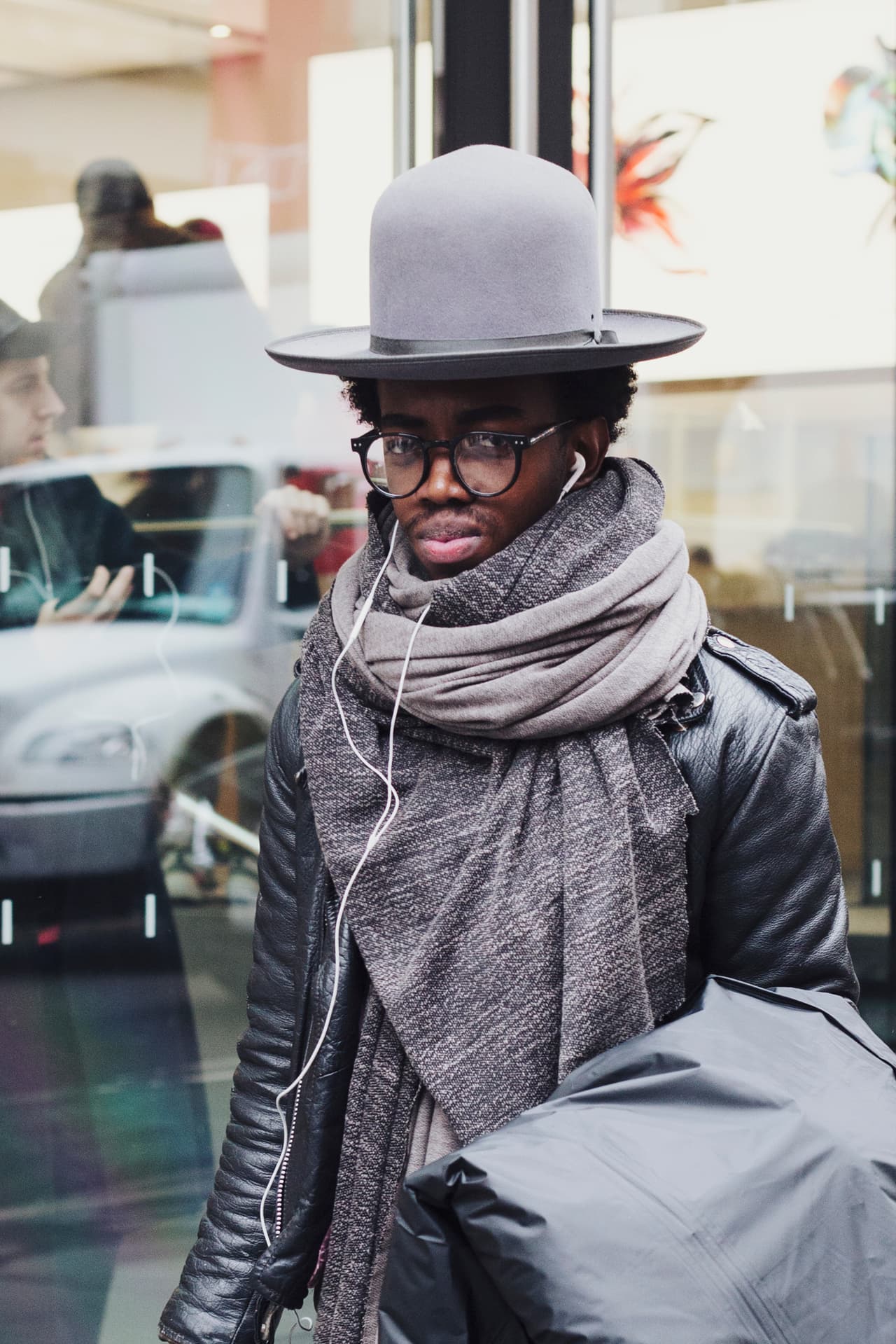 Esta es una versión mejorada del sombrero Bowler o Derby, el emblemático de los detectives de finales de Siglo XIX, pero este, al tener una copa más alta, se vuelve más moderno.