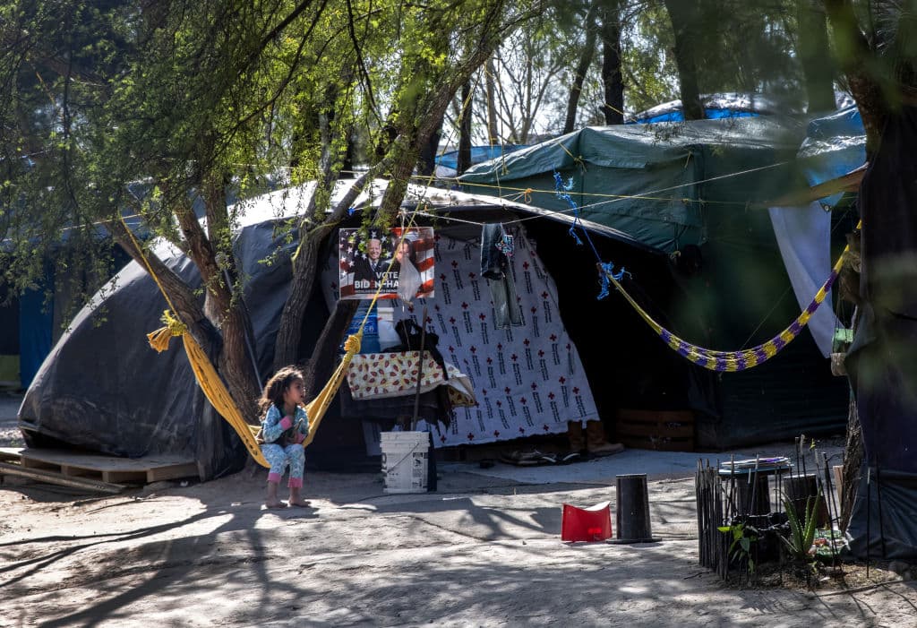 "No pueden pedirnos más paciencia": solicitantes de asilo no logran registrarse online para su ingreso a EEUU