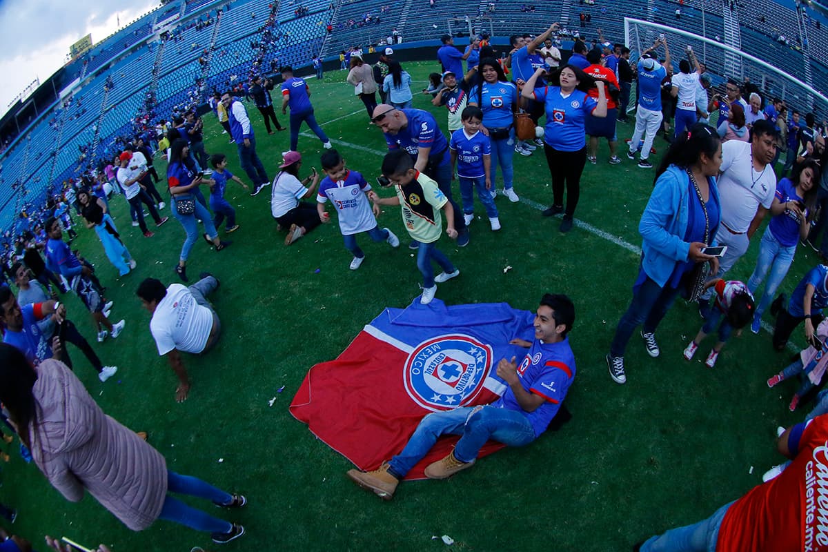 Tiempo para una última foto de recuerdo en el Estadio Azul.