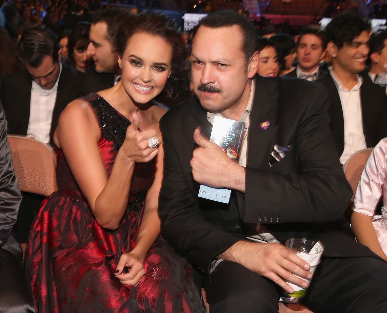 Pepe Aguilar y Shaila Dúrcal haciendo de las suyas desde su lugar en la entrega del 2012.