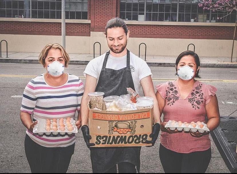 En medio de la crisis económica desatada por la pandemia del 
<a href="https://www.univision.com/temas/coronavirus">coronavirus</a>, un refrigerador comunitario y un proyecto de entrega de comidas gratis transforma la necesidad en esperanza para cientos de familias en 
<a href="https://www.univision.com/local/los-angeles-kmex/">Los Ángeles</a>.